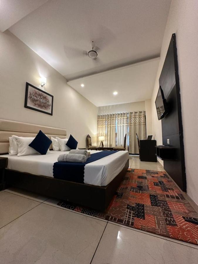 Hotel Jb Residency !! Luxurious & Royal Balcony Rooms !! Large Rooms Zirakpur エクステリア 写真