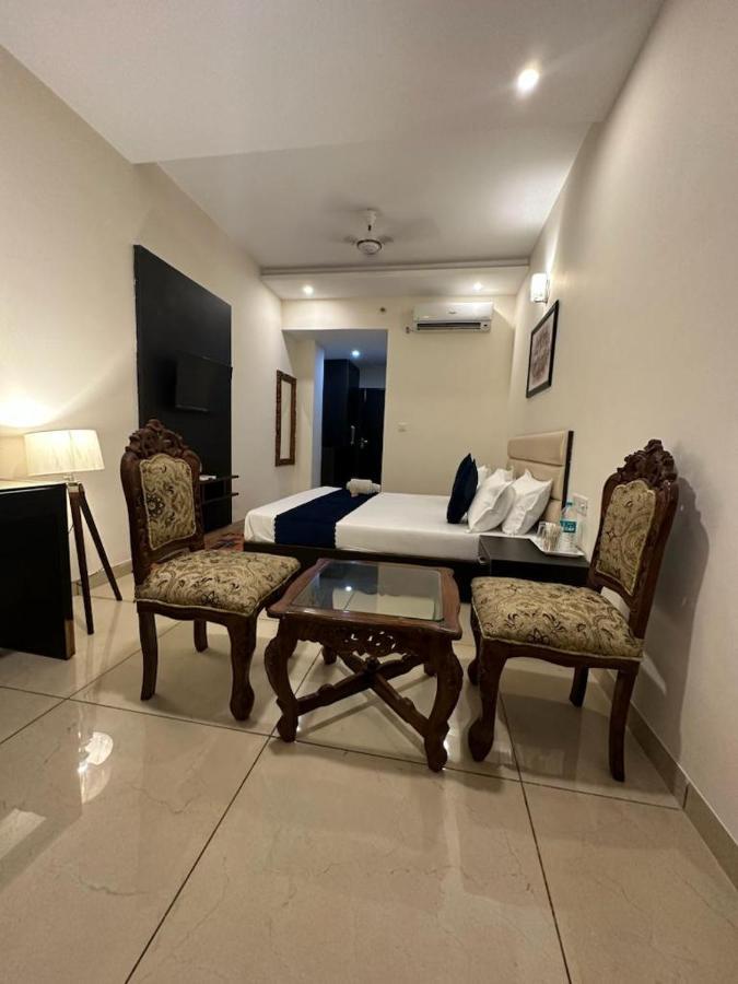 Hotel Jb Residency !! Luxurious & Royal Balcony Rooms !! Large Rooms Zirakpur エクステリア 写真