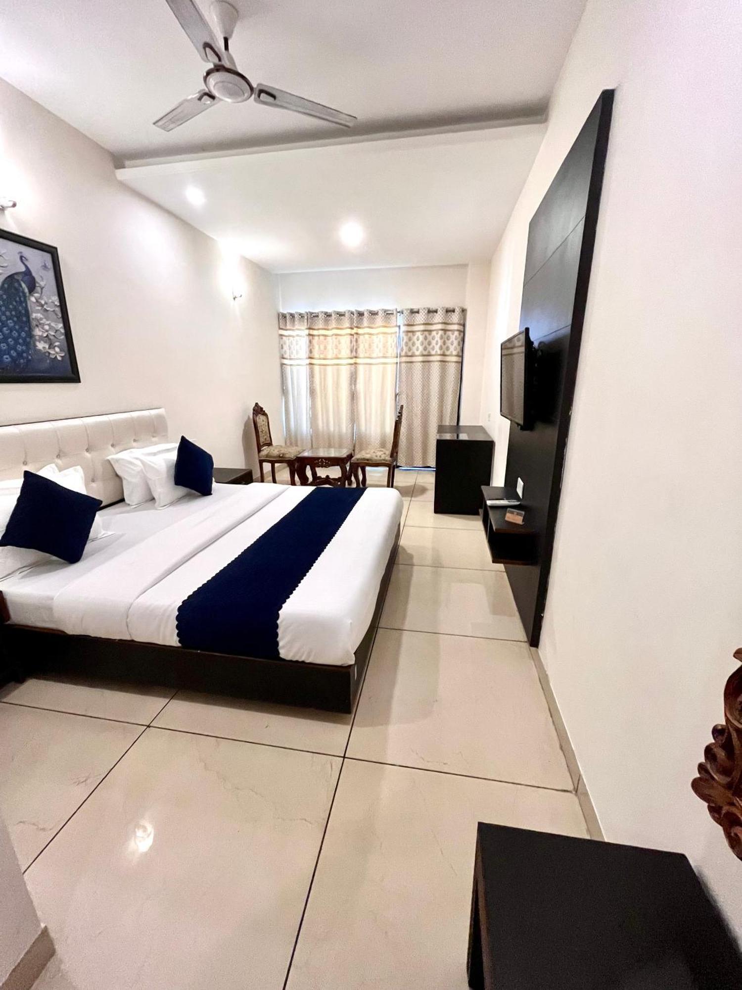Hotel Jb Residency !! Luxurious & Royal Balcony Rooms !! Large Rooms Zirakpur エクステリア 写真