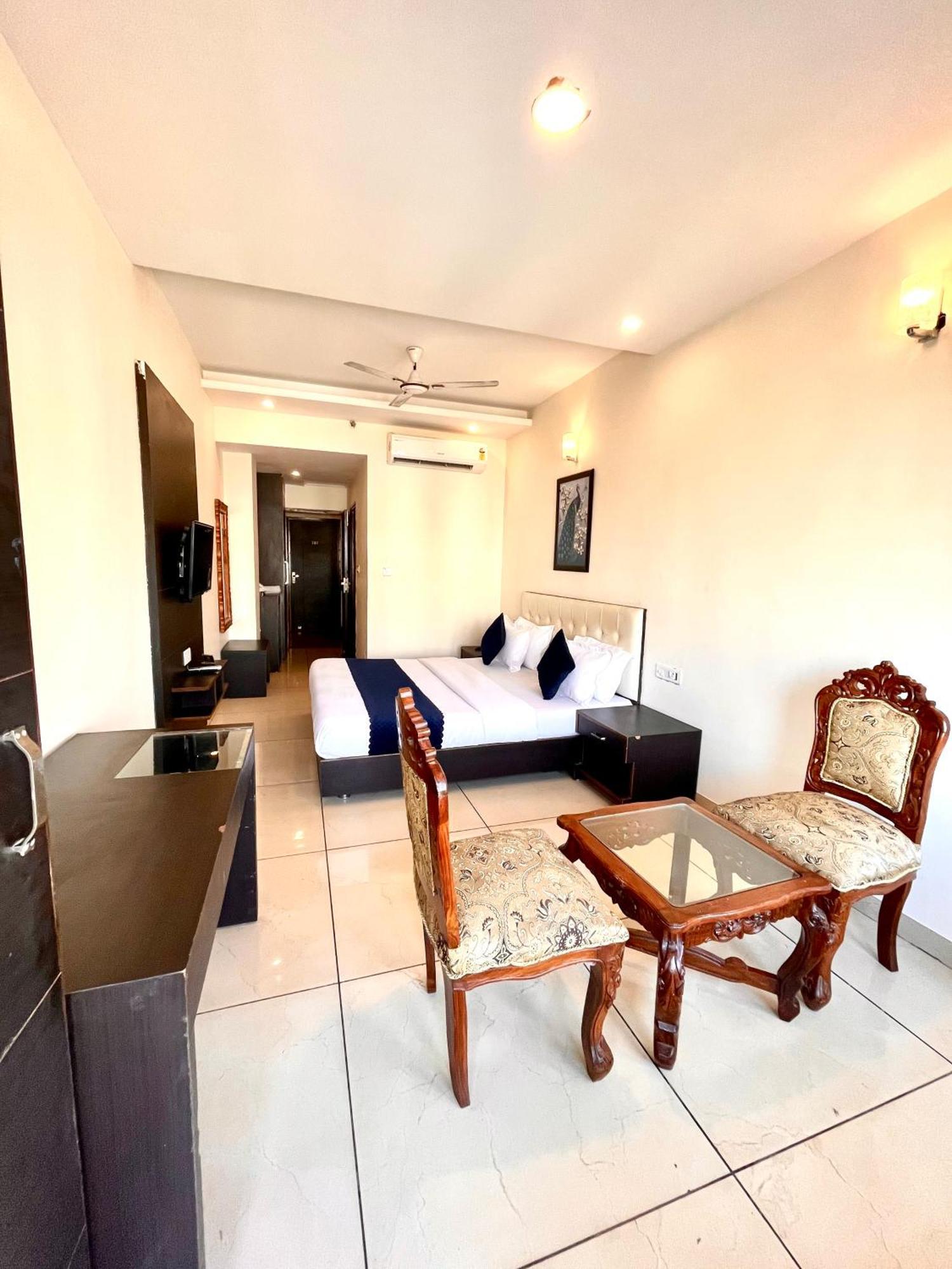 Hotel Jb Residency !! Luxurious & Royal Balcony Rooms !! Large Rooms Zirakpur エクステリア 写真