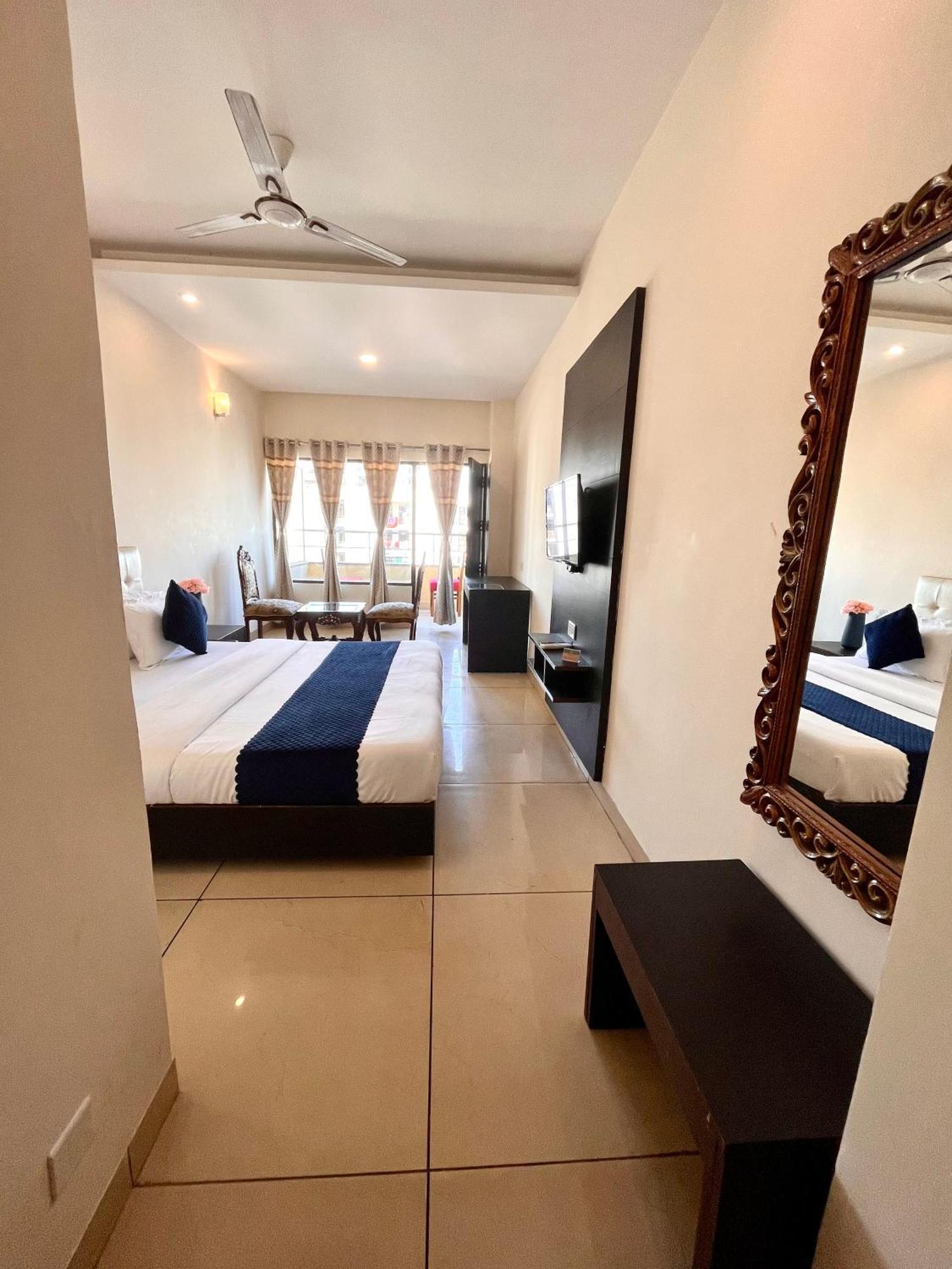 Hotel Jb Residency !! Luxurious & Royal Balcony Rooms !! Large Rooms Zirakpur エクステリア 写真