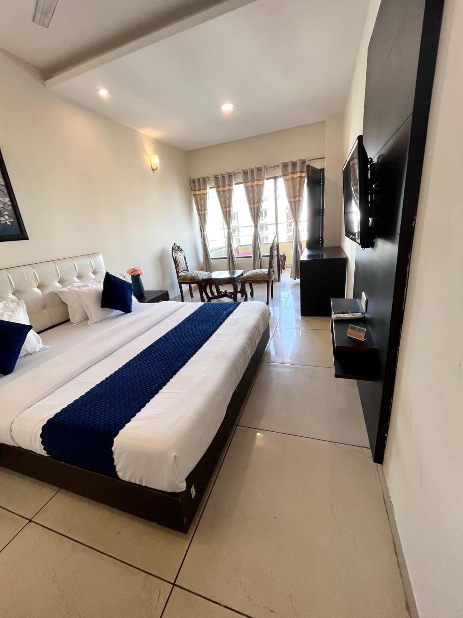 Hotel Jb Residency !! Luxurious & Royal Balcony Rooms !! Large Rooms Zirakpur エクステリア 写真