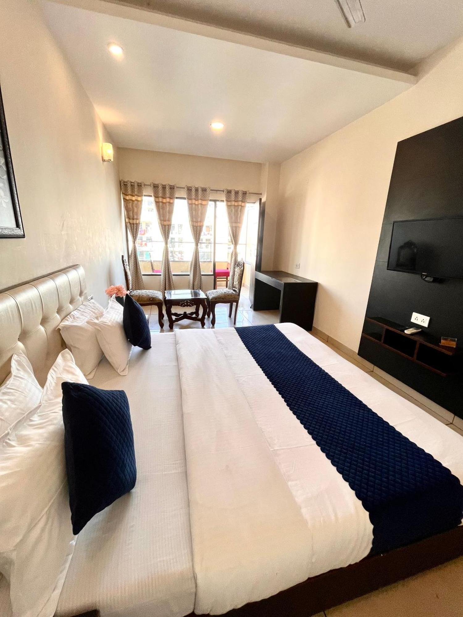 Hotel Jb Residency !! Luxurious & Royal Balcony Rooms !! Large Rooms Zirakpur エクステリア 写真