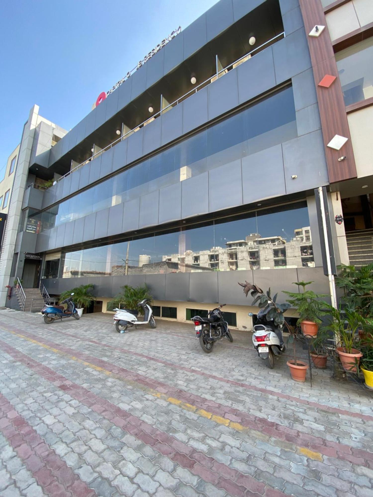 Hotel Jb Residency !! Luxurious & Royal Balcony Rooms !! Large Rooms Zirakpur エクステリア 写真