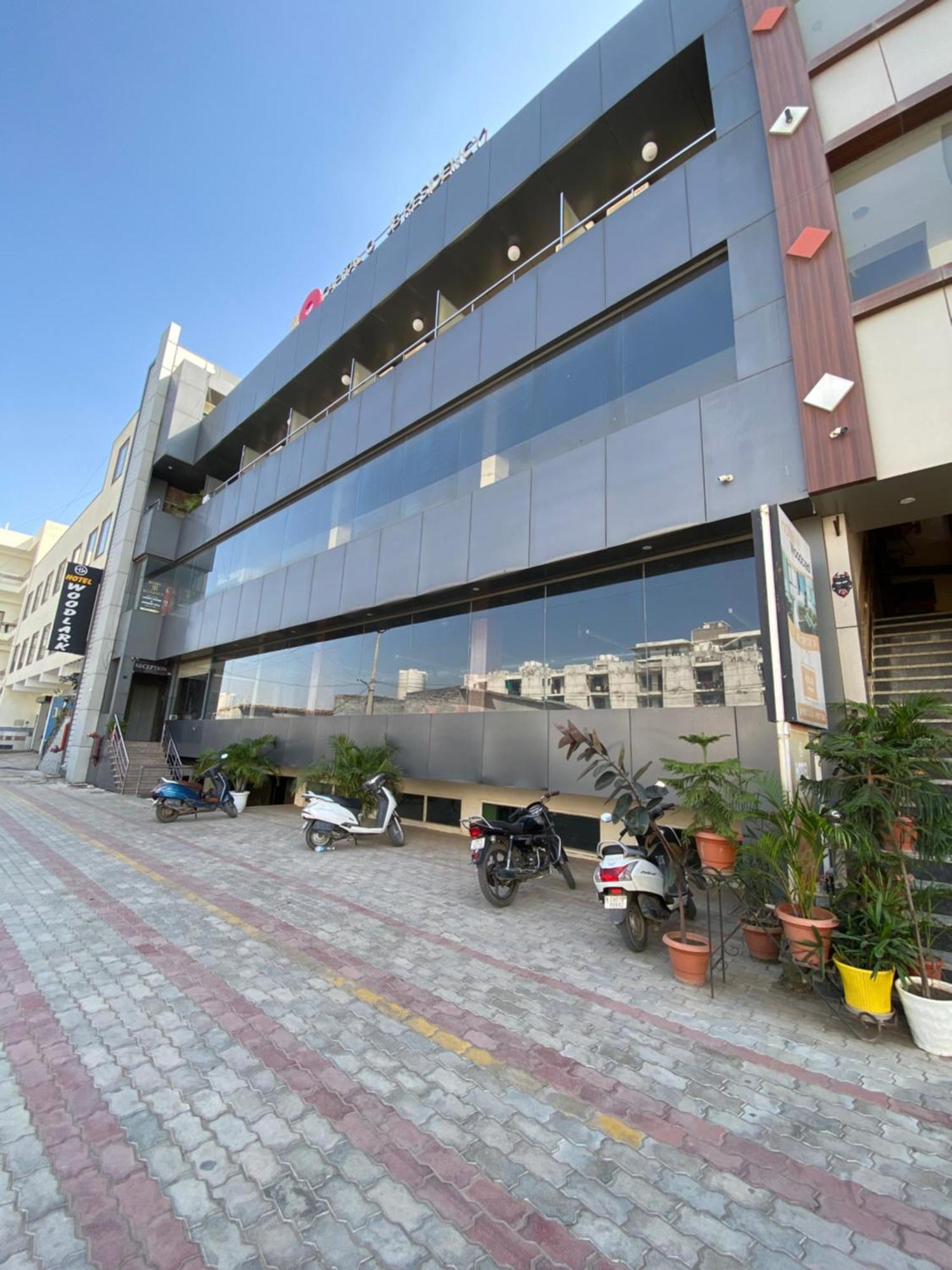 Hotel Jb Residency !! Luxurious & Royal Balcony Rooms !! Large Rooms Zirakpur エクステリア 写真