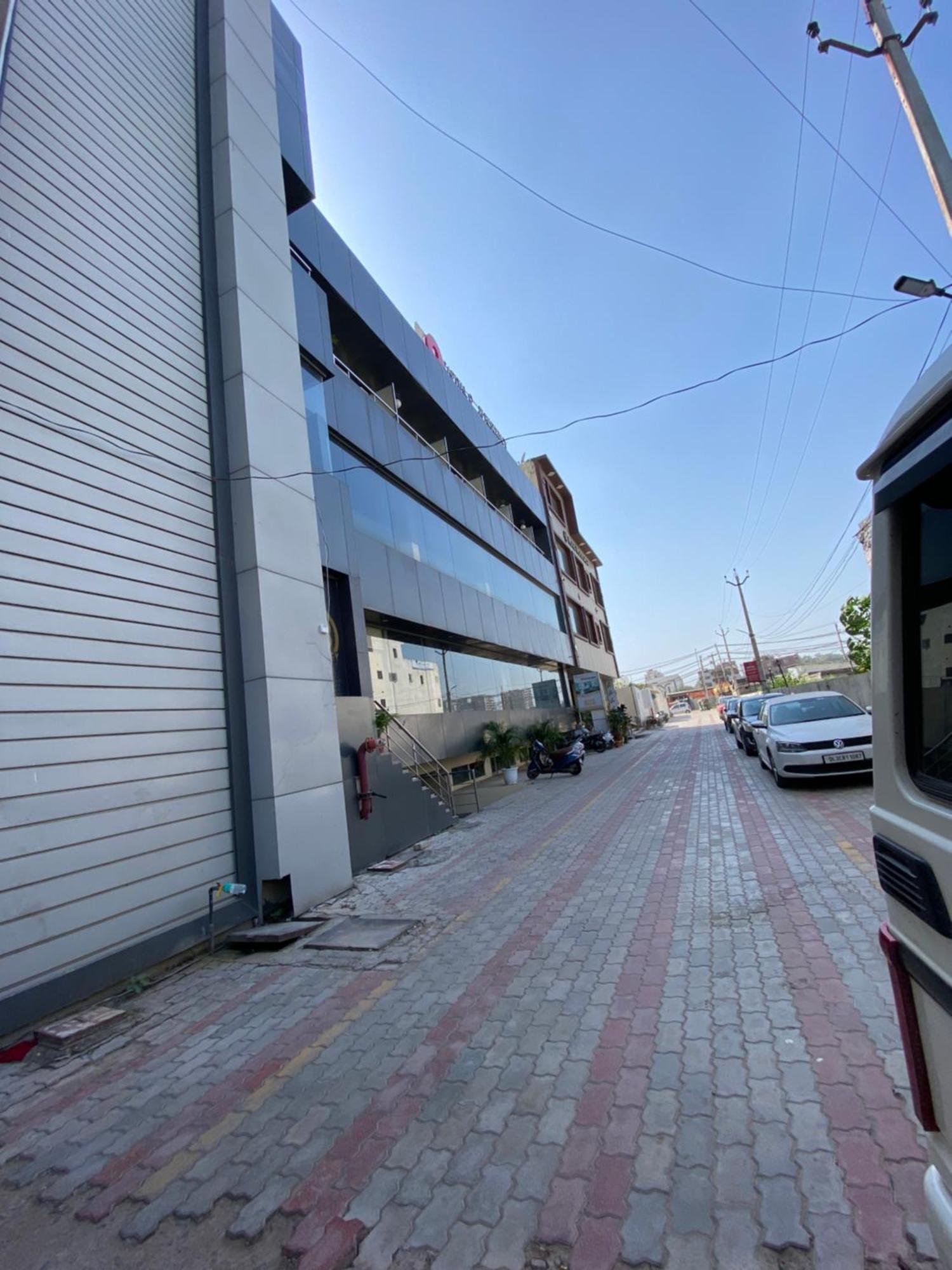 Hotel Jb Residency !! Luxurious & Royal Balcony Rooms !! Large Rooms Zirakpur エクステリア 写真