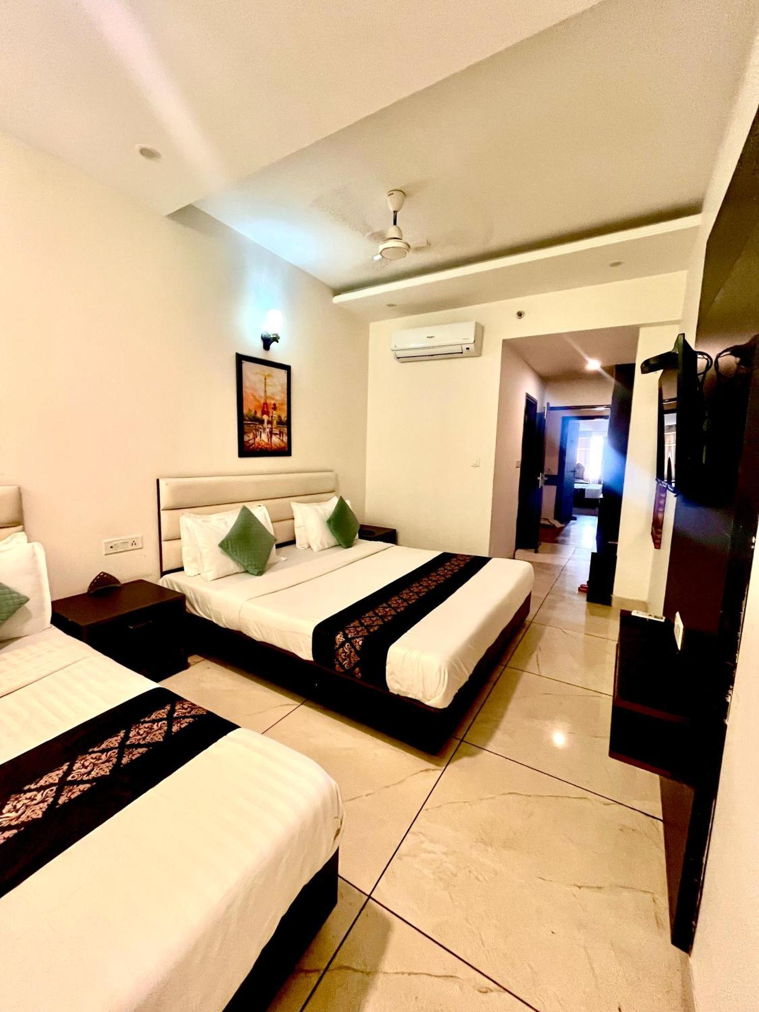 Hotel Jb Residency !! Luxurious & Royal Balcony Rooms !! Large Rooms Zirakpur エクステリア 写真