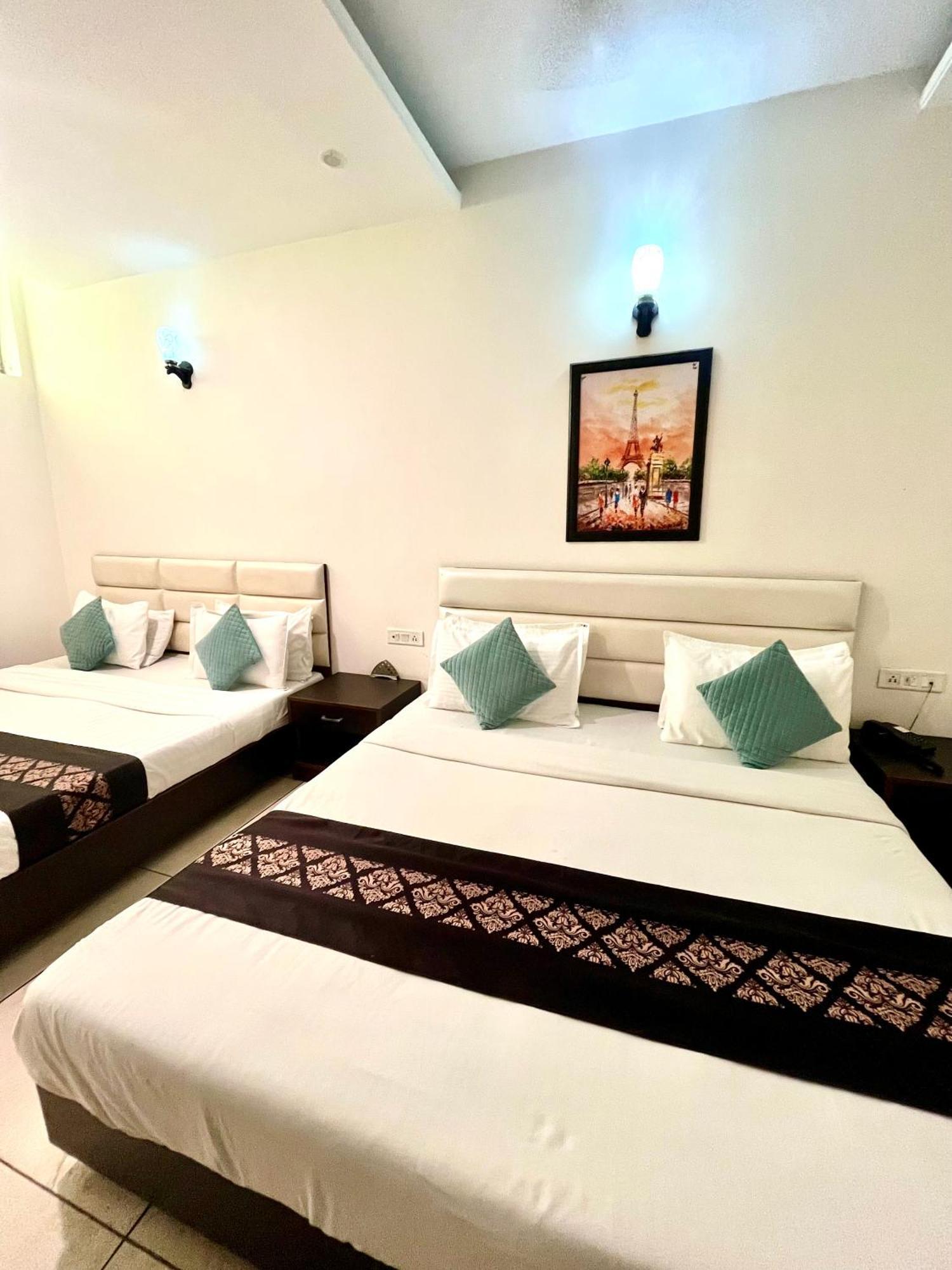 Hotel Jb Residency !! Luxurious & Royal Balcony Rooms !! Large Rooms Zirakpur エクステリア 写真